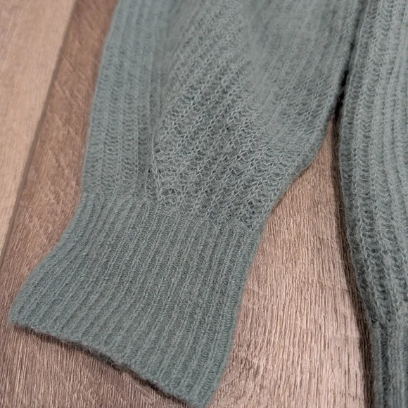 Everlane Green Alpaca Crewneck Sweater in Sage Green - Picture 2 of 2